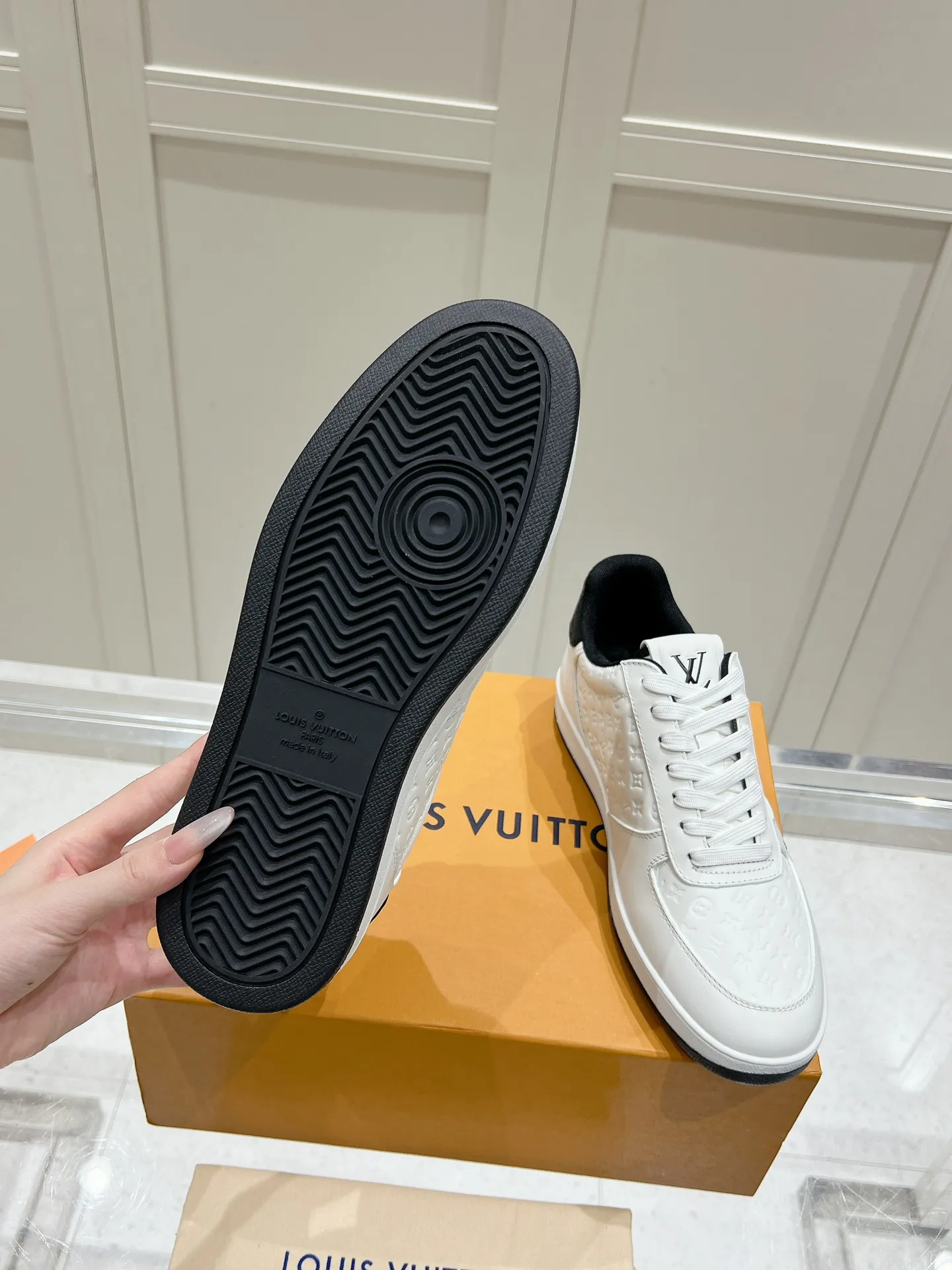 👟👟Ex-factory price 680👟👟 LV new style casual white shoes for men, simple and fashionable, light and comfortable, size: 39-44 (order 45)